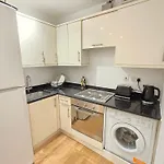 Stylish Flat 10 Mins From Train, Near Emirates & Camden
