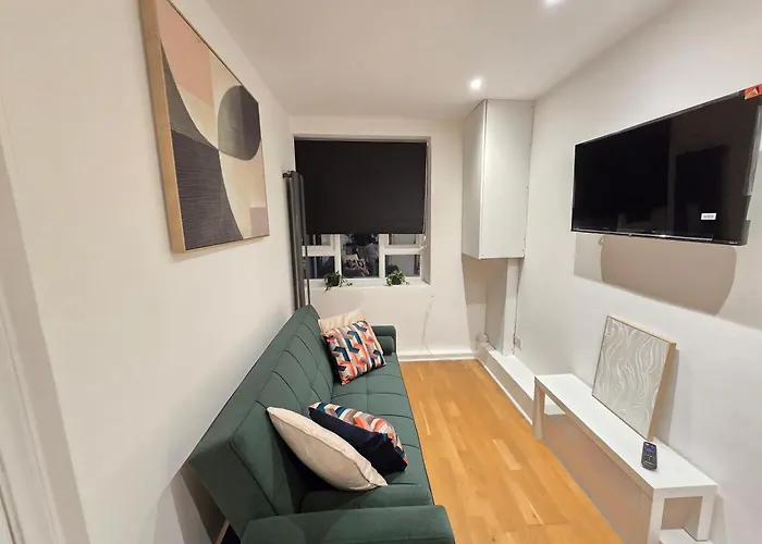 Stylish Flat 10 Mins From Train, Near Emirates & Camden